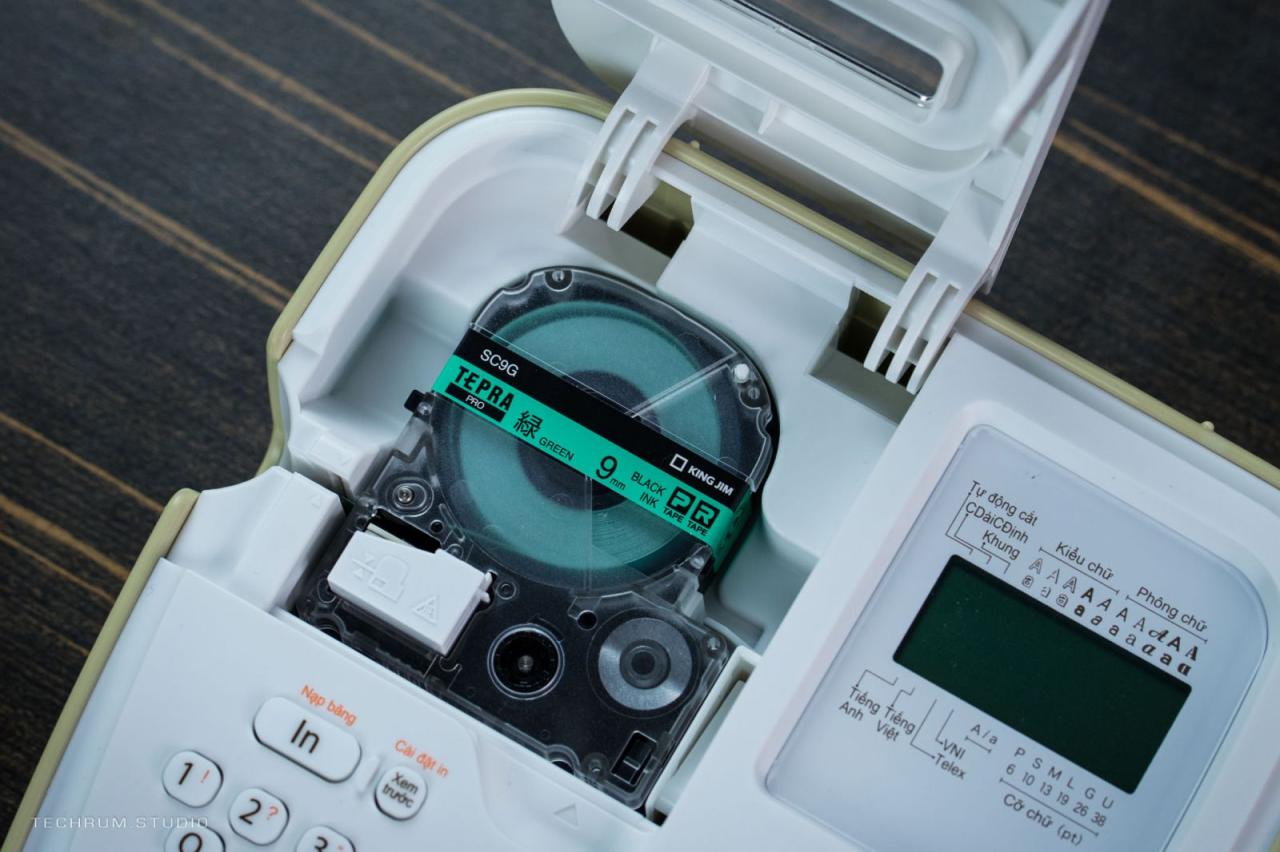 nhan in tepra sc24b 24mm x 8m chu den tren nen xanh duong