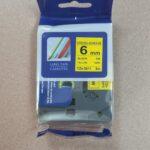 Nhãn in Siêu Dính CZe-S611 | 6mm x 8m | Chữ Đen trên nền Vàng