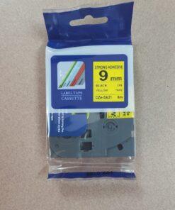 Nhãn in Siêu Dính CZe-S621 | 9mm x 8m | Chữ Đen trên nền Vàng