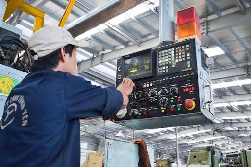 10 ứng dụng nhãn màu vàng trong công nghiệp 14 Nhãn cảnh báo máy móc vận hành