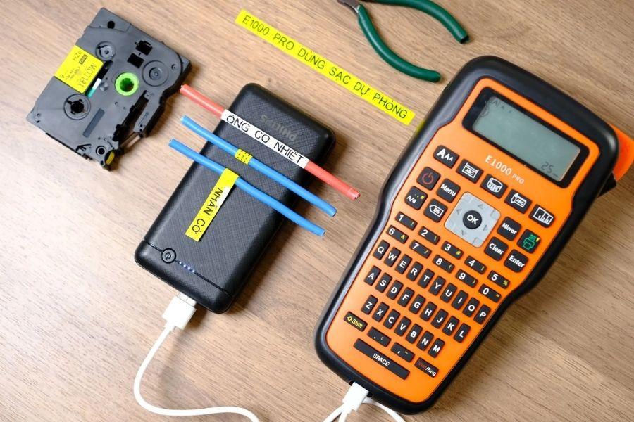 Sạc pin máy in nhãn đúng cách