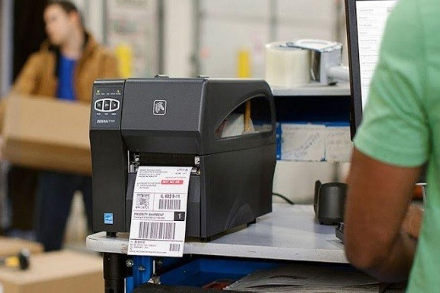 Vì sao cần tính chi phí vận hành máy in nhãn