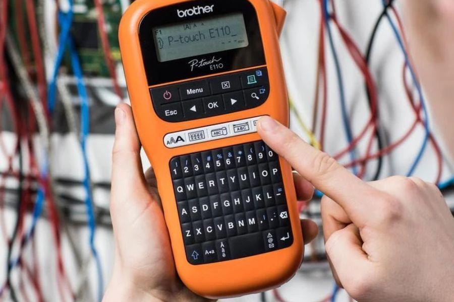 Hướng dẫn sử dụng máy in nhãn Brother PT-E110 6 Cách bật và tắt máy in Brother PT-E110
