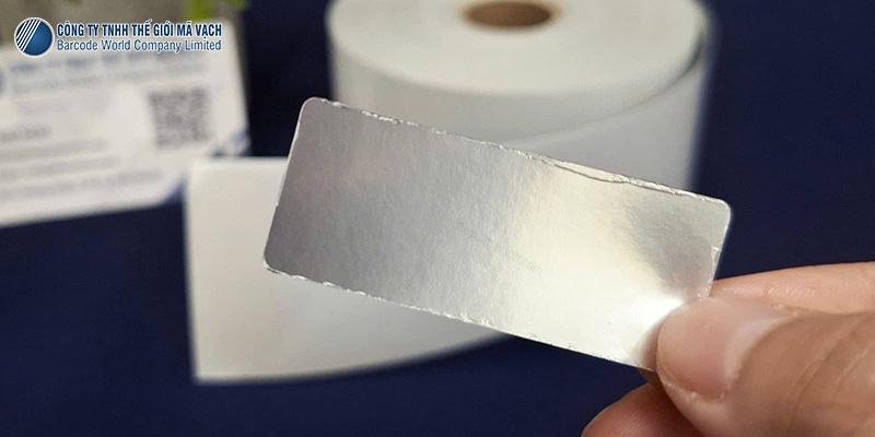 Decal nhựa 45x18.5mm lớp keo nhiều - có tráng bạc cho độ bám cao Decal nhựa 45x18.5mm lớp keo nhiều - có tráng bạc cho độ bám cao