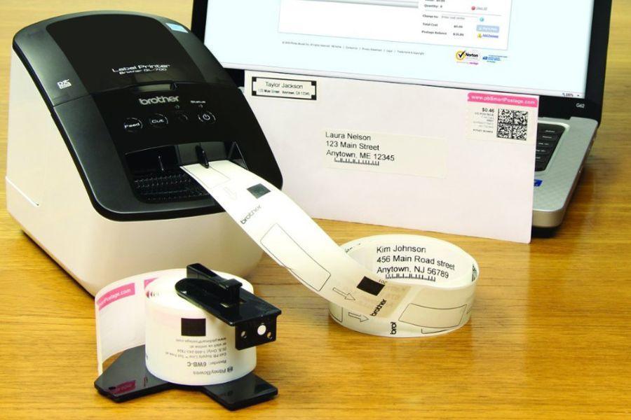 Hướng dẫn sử dụng máy in Brother QL-820NWB 4 Lắp cuộn nhãn vào máy in Brother QL-820NWB