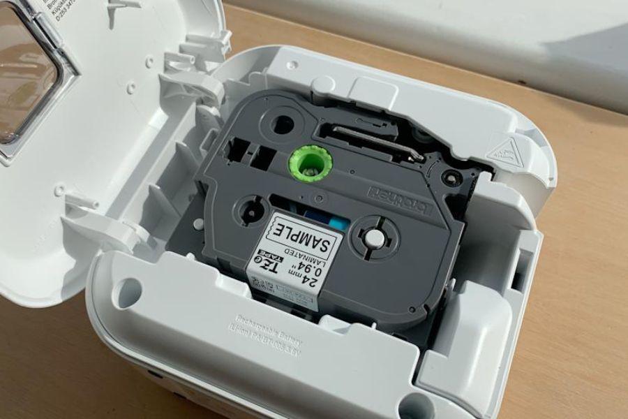 Hướng dẫn sử dụng máy in Brother PT-P710BT 16 Lắp pin Li‑ion và băng nhãn