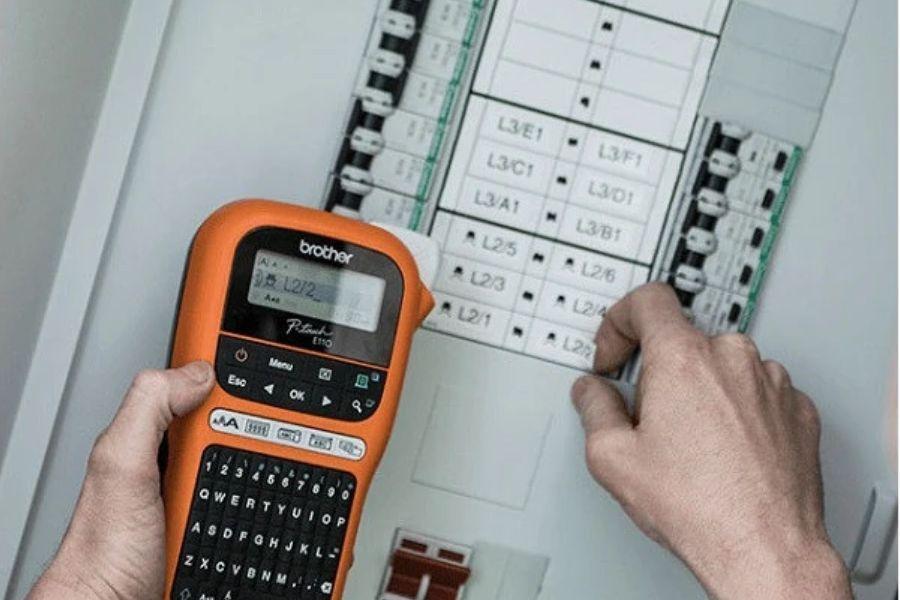 Hướng dẫn sử dụng máy in nhãn Brother PT-E110 7 Thiết lập khổ nhãn theo băng đang dùng