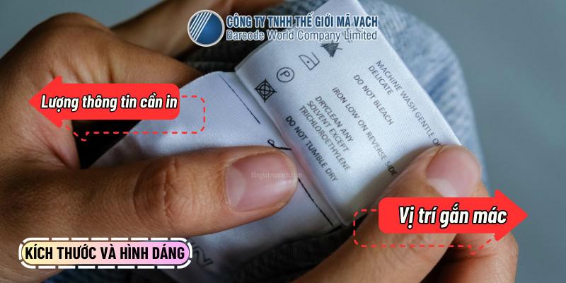 Xem xét kích thước và hình dáng mác vải quần áo Xem xét kích thước và hình dáng mác vải quần áo