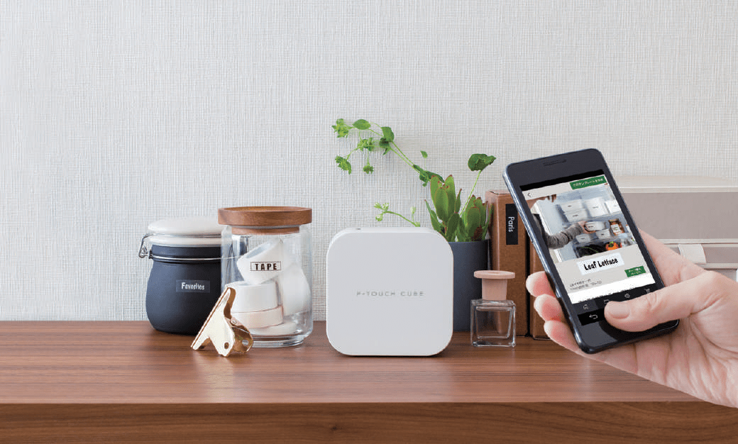 Máy in nhãn mini Brother P-touch Cube in nhãn qua điện thoại bằng app P-touch Design and Print