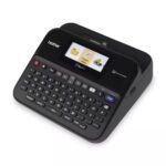 Máy in nhãn Brother PT-D600 chính hãng góc nghiêng, màn hình LCD màu và bàn phím QWERTY