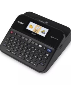 Máy in nhãn Brother PT-D600 chính hãng góc nghiêng, màn hình LCD màu và bàn phím QWERTY